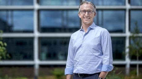 Philips-topman Roy Jakobs ziet bedrijven als bruggenbouwers: ’Mijn oma’s leerden mij om voorzichtig te zijn met oordelen’