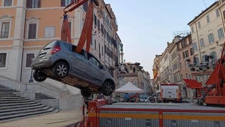 Confused driver gets car stuck on famous Italian tourist attraction