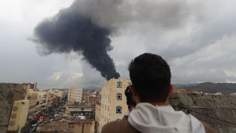 Ataques aéreos israelíes contra los hutíes respaldados por Irán golpean la capital de Yemen