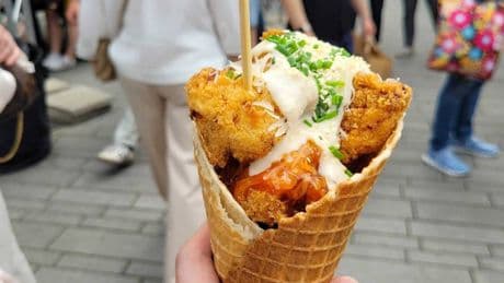 Bis Sonntag in Düsseldorf: Flambiertes Eis und Hühnchen-Waffeln – fünf Tipps für das Street Food Festival
