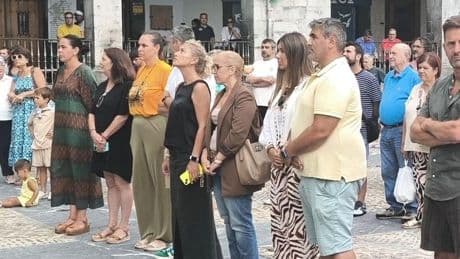 Decenas de personas guardan un minuto de silencio tras la tragedia