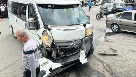 Kütahya’da okul servis minibüsleri çarpıştı: 5’i çocuk, 7 kişi yaralandı