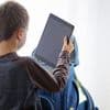 Contrôle parental sur ChatGPT : "Les jeunes se tournent vers les IA plutôt que vers des spécialistes", déplore le psychologue Samuel Comblez