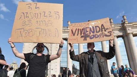 Sumar desbloquea la ley para regular los alquileres de temporada con el apoyo del PP y el voto en contra del PSOE