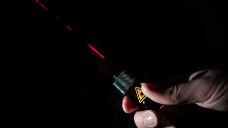 Bahnverkehr: Lokführer mit Laserpointer geblendet - vier Männer gesucht