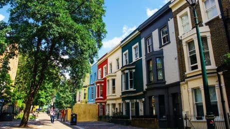 Los vecinos de Notting Hill pintan sus fachadas de negro para ahuyentar a los ‘influencers’