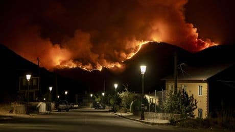 Última hora de los incendios forestales | Estabilizado el incendio forestal en un paraje entre Granada y Cenes de la Vega