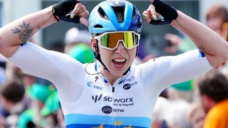 Wiebes sprint op te kleine fiets naar zege in Dwars door het Hageland