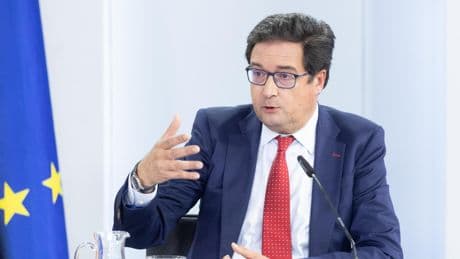 Óscar López pide criterios "objetivos" para repartir la publicidad estatal soslayando al medidor oficial GfK
