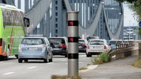 F.A.Z. Podcast für Deutschland: Blitzen und Tanken: Wie Autofahrer abgezockt werden