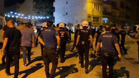 Bursa'da polis, aranması olan kişiyi düğünde gözaltına almak isteyince arbede çıktı