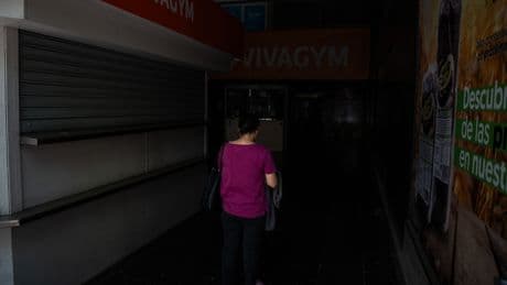 Un hombre, un móvil, una cinta de correr