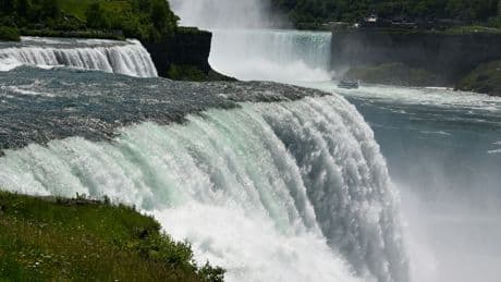 Accident d’autocar près de Buffalo : cinq morts et des dizaines de blessés parmi des touristes revenant des chutes du Niagara