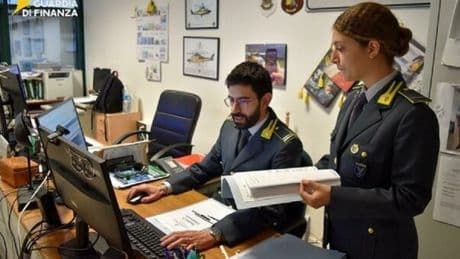 Sottoufficiale dell'Aeronautica Militare vende giochi di magia e pellet, in 10 anni guadagna 570mila euro: denunciato