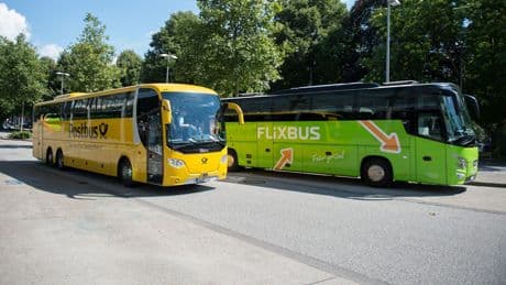 Il pullman batte treni e aerei: il boom che cambia il turismo italiano