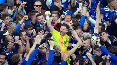 Aufstieg in die Bundesliga: Platzsturm und Ekstase: Der HSV ist wieder da