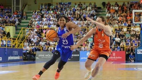 Raquel Carrera desequilibra al Perfumerías Avenida y acerca al Valencia a la final de la Liga Femenina