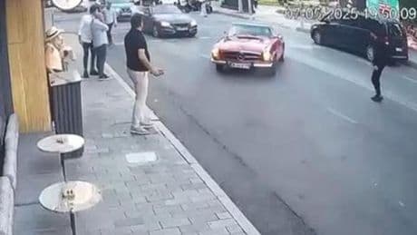 Vale, teslim aldığı klasik araçla böyle kaza yaptı