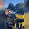 Beelden tonen hoe dubbeldekker brug ramt bij Manchester: vijftien gewonden, waarvan één kritiek