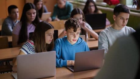 El veto a las pantallas en las aulas catalanas reabre el debate sobre la tecnología en la educación