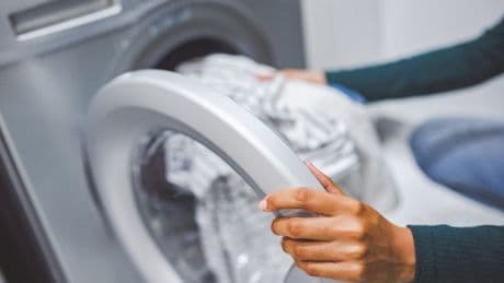 Waschmaschinen-Trick: Mit diesem Getränk wird Ihre Wäsche besonders sauber