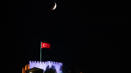 82 dakika sürecek! "Kanlı Ay" tutulması başladı: Türkiye'den izlenebiliyor
