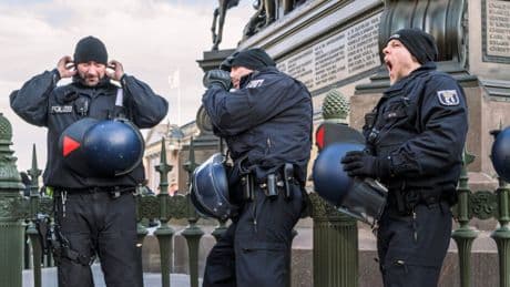 Porträt: Verfolgte des Tages: Polizeibeamte