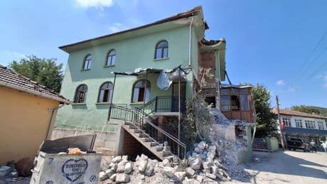 Prof. Dr. Övgün Ahmet Ercan, Sındırgı’daki deprem gözlemlerini aktardı ve uyardı: Yapılarda birbirini rezonansla yıkma çekincesi var!