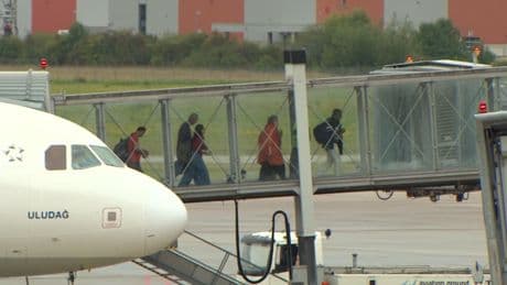 Rund 50 Personen an Bord - Hier landet der nächste Afghanen-Flieger