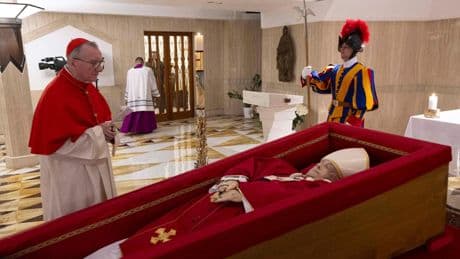 Las primeras imágenes del Papa Francisco en su ataúd: casulla rojo púrpura, mitra blanca, un rosario y sin báculo