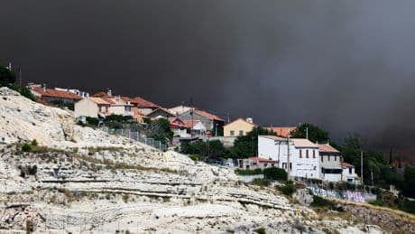 Incendies : Marseille en alerte, autoroutes fermées et évacuations en série