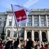 „Sozialer Zusammenhalt und Zukunftschancen gefährdet“: Protest gegen Haushaltskürzungen vor dem Berliner Abgeordnetenhaus