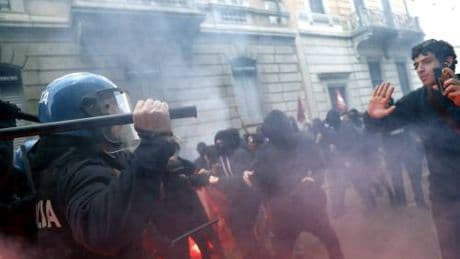 Scontri al corteo contro il "Remigration Summit": petardi contro la polizia