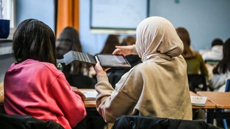 Bedroht und eingeschüchtert Homosexueller Lehrer beklagt Mobbing an Berliner Migrantenschule