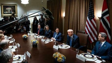 Chatgate, cosa è lo scandalo che ha portato alle dimissioni di Waltz (e perché coinvolge Vance e Trump)