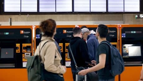Renfe suspende unas horas toda la circulación ferroviaria en Cataluña por las lluvias torrenciales, aunque logra recuperar la alta velocidad