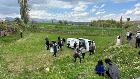 Kayseri'de servis devrildi, 15 öğrenci ölümden döndü
