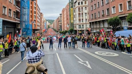 Decenas de miles de personas llenan Bilbao de ikurriñas y gritos de &quot;independentzia&quot; por el derecho a decidir