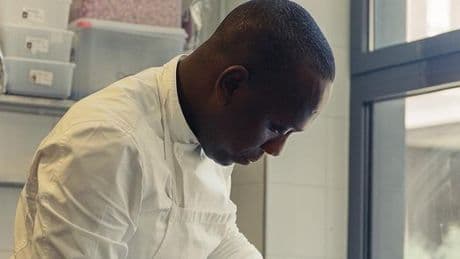 Harouna Sow, chef : « D’où je viens, ce ne sont pas les hommes qui cuisinent, c’était une révélation pour moi »