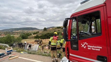 Un aparatoso accidente de tráfico de un camión que transportaba cerdos obliga a cortar la A-1402, en Teruel