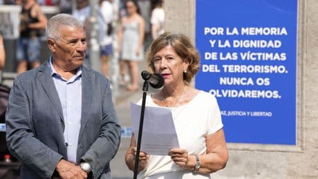 Familias y autoridades recuerdan a las víctimas de los atentados islamistas del 17-A