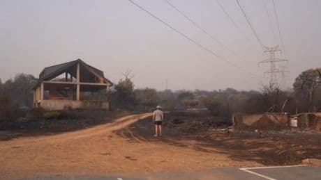 Las rachas de viento complican el incendio de Las Médulas, que deja cuatro heridos: "Fue un torbellino de fuego peligroso"