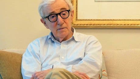 « Une honte et une insulte » : Woody Allen se met à dos l’Ukraine en collaborant avec les Russes