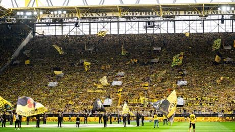 Gänsehaut-Moment - Ganzes Stadion singt für toten BVB-Fan