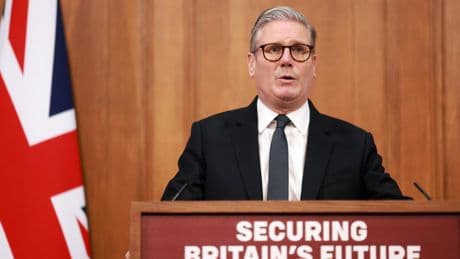 Starmer anuncia medidas antiinmigración “para que no seamos una isla de extraños”