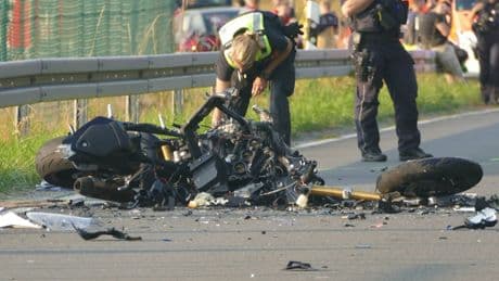 Unfall am Flughafen - Motorrad rast in Motorrad, beide Fahrer tot
