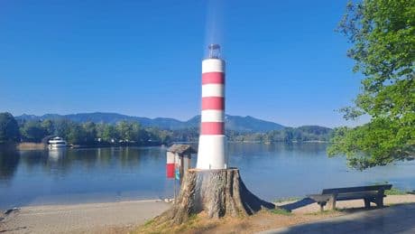 Rot-weiß, 3,5 Meter hoch - Rätsel um Mini-Leuchtturm in Bayern