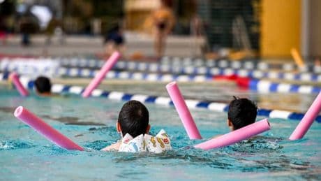 Klage von Eltern scheitert – keine Befreiung vom Schulschwimmen aus religiösen Gründen