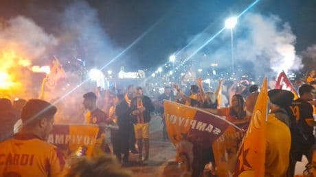 Kuşadası'nda şampiyonluk coşkusu! Taraftarlar sokakları doldurdu