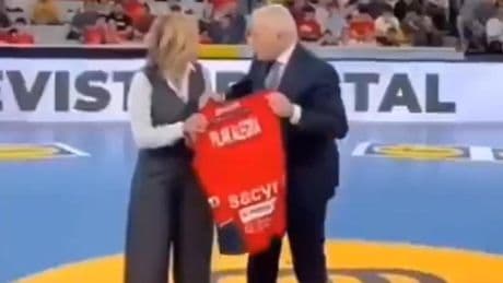Sonora pitada y abucheos a la ministra Pilar Alegría durante el España-Letonia de balonmano en Huesca